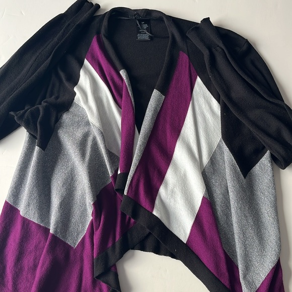 Sweater size small: black, silver, dark magenta and white - Picture 4 of 8